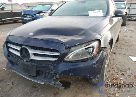 2016 Mercedes-Benz C 300 4Matic z USA, uszkodzony, nr VIN 55SWF4KB3GU139063